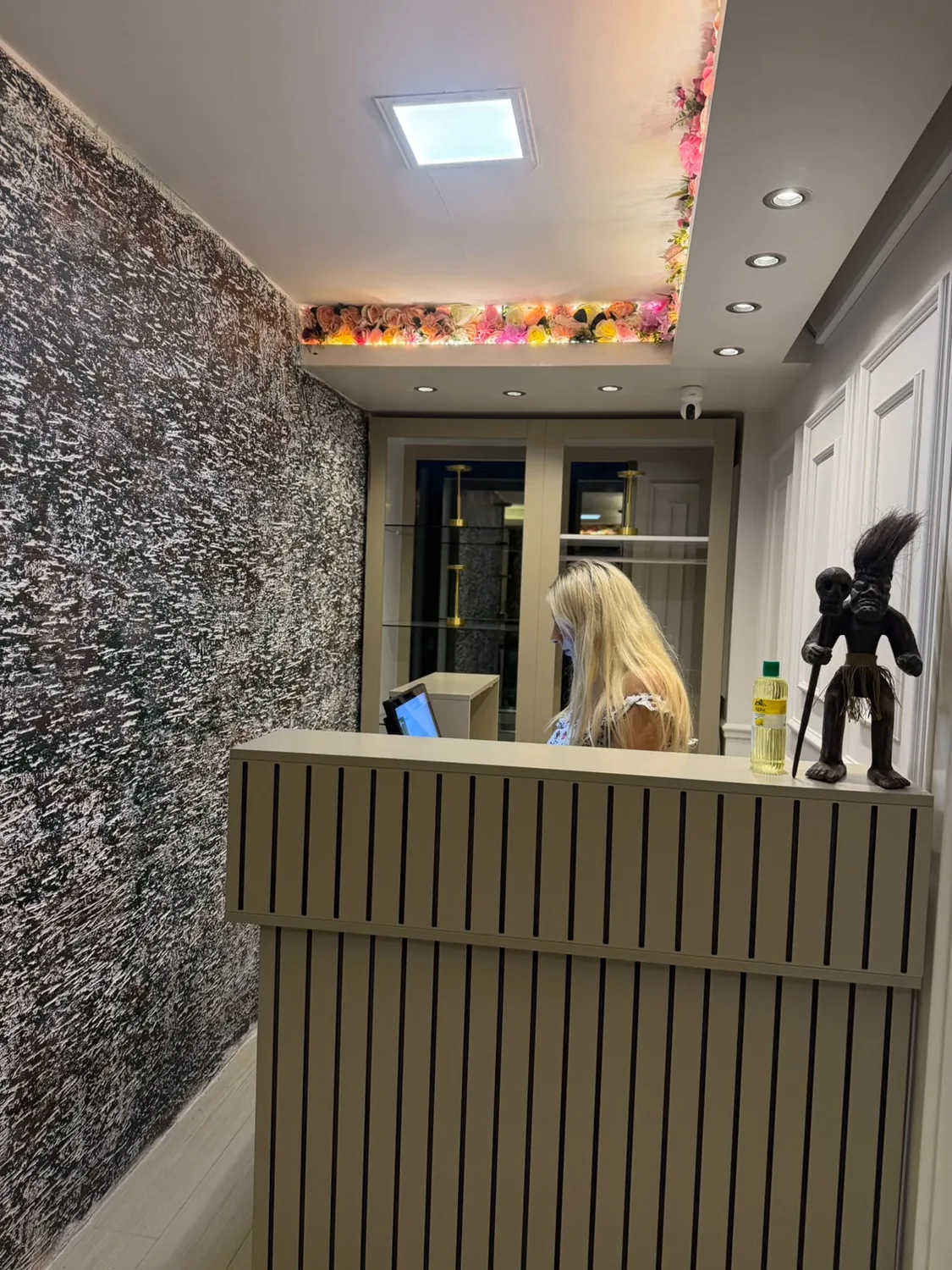 Dadı Spa resepsiyon bankosu ve iç mekân detayı